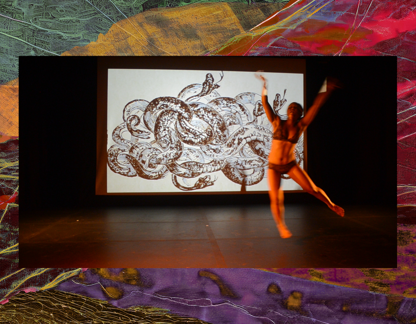 Alttext en alemán: Una bailarina frente a una proyección de dibujos de serpientes. Texto alternativo en inglés: Una bailarina frente a una proyección de dibujos de serpientes.