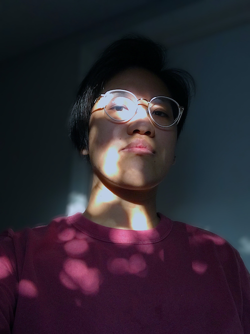 Person with glasses in sunlight and shadows. // Person mit Brille im Sonnenlicht und Schatten.